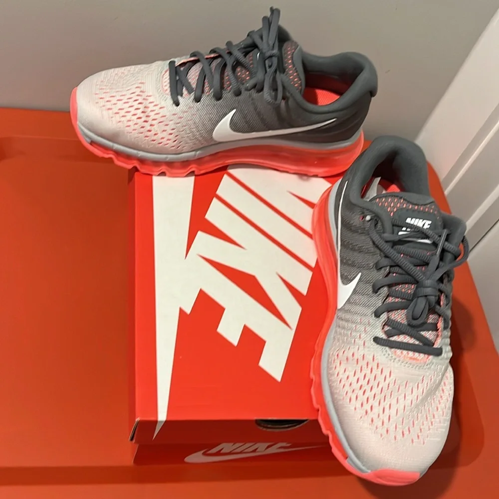 Nike womens 7.5 Air Max 2017